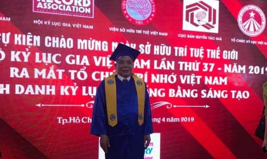 Ở tuổi 73, ông chủ Tập đoàn Mường Thanh “lão điếu cày” vẫn nhận bằng cử nhân của đại học danh giá